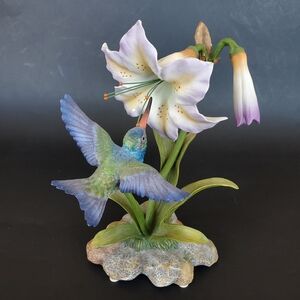 Vintage Maruri Broad-billed Hummingbird with Amaryllis. 1995. H-9526. (Read!!)